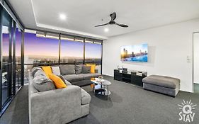 Kids Stay Free In Hinterland View 1 Bedroom Spa Apartment At Circle On Cavill - Q Stay